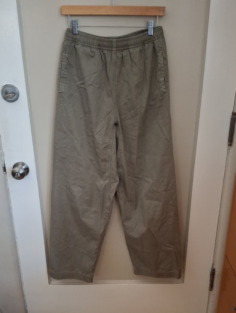 Skims Drawstring Relaxed Chinos in Olive Green_1